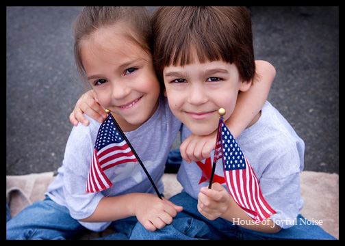 2-cute-kids-american-flags-4th-of-july-parade
