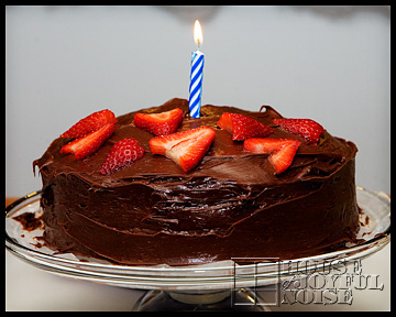 chocolate-strawberries-cake-with-candle