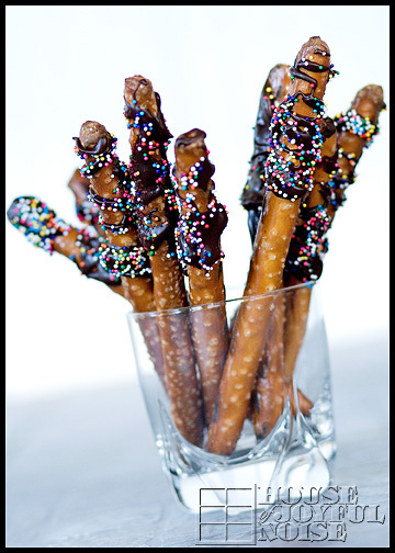 How to make chococlate dipped pretzels