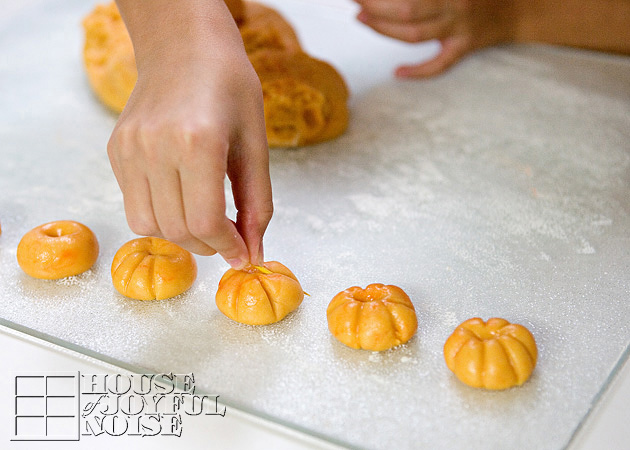 04_how-to-make-pumpkin-shaped-cookies