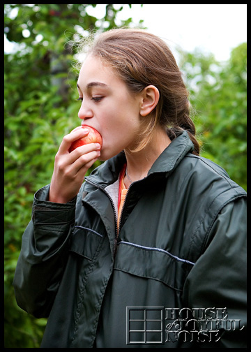 9_girl-biting-apple