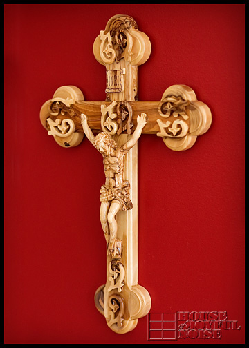 wall-wooden-crucifix