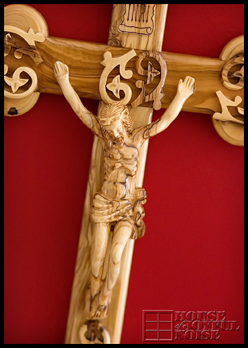 wall-wooden-crucifix_2