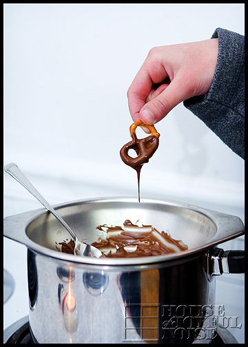 How to make chococlate dipped pretzels