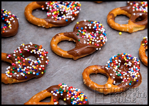 How to make chococlate dipped pretzels