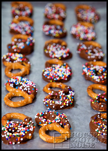 How to make chococlate dipped pretzels