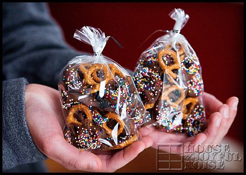 How to make chococlate dipped pretzels