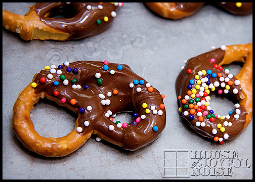 How to make chococlate dipped pretzels