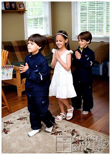 7_catholic-kids-pretend-first-holy-communion