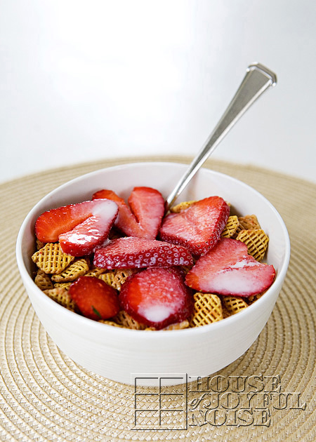 09_fresh-strawberries-on-cereaal