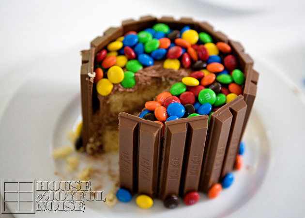 010_kit-kat-m-and-m-cake