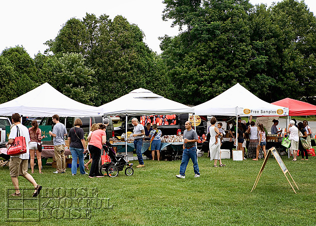 017_farmers-market-stands