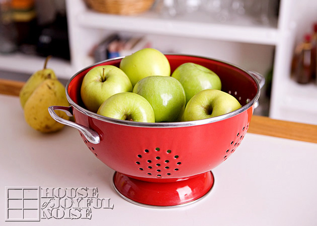 001_green-apples-red-colander