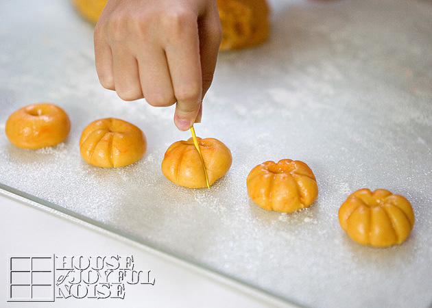 03_how-to-make-pumpkin-shaped-cookies