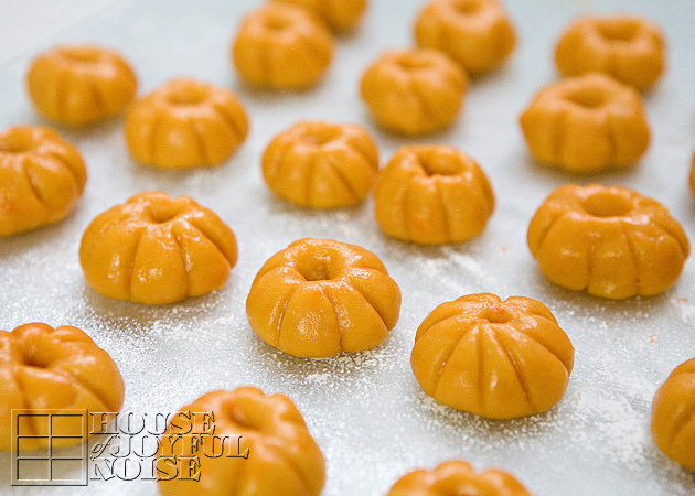 05_pumpkin-shaped-cookies